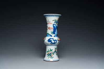 Vase de forme 'gu' en porcelaine de Chine wucai &agrave; d&eacute;cor narratif, 19&egrave;me
