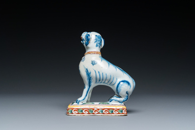 Un chien assis sur son base en fa&iuml;ence polychrome de Delft, 18&egrave;me