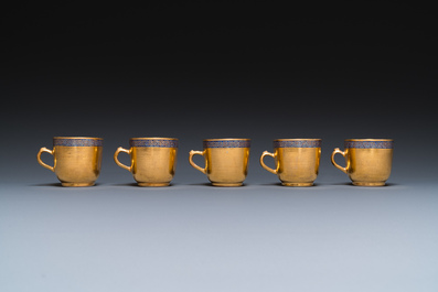 Onze soucoupes et dix tasses en porcelaine de Chine monogramm&eacute;es 'PM' sur fond dor&eacute;, Yongzheng/Qianlong