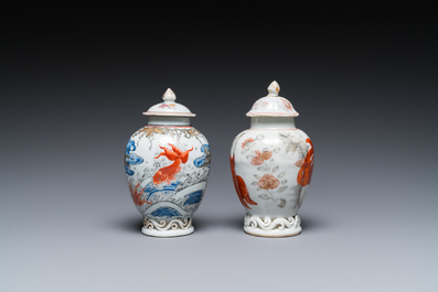 Twee Chinese blauw-witte en ijzerrode theebussen met karpers, Yongzheng