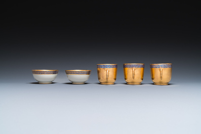 Onze soucoupes et dix tasses en porcelaine de Chine monogramm&eacute;es 'PM' sur fond dor&eacute;, Yongzheng/Qianlong