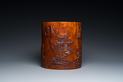 Grand pot &agrave; pinceaux en bois de huali &agrave; d&eacute;cor de lettr&eacute;s dans un paysage, 20&egrave;me