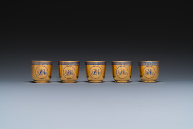 Onze soucoupes et dix tasses en porcelaine de Chine monogramm&eacute;es 'PM' sur fond dor&eacute;, Yongzheng/Qianlong