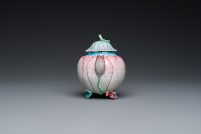 Een Chinese famille rose 'lotus' theepot met deksel, Yongzheng