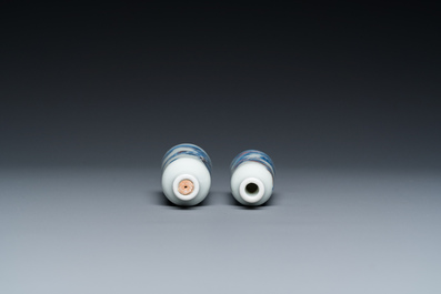 Twee Chinese blauw-witte en koperrode snuifflessen, 19e eeuw