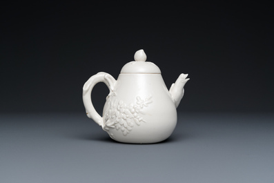 Een Chinese Dehua blanc de Chine theepot, gesigneerd Yi Gong, 18/19e eeuw