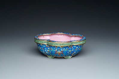 Jardini&egrave;re en &eacute;maux de Canton &agrave; fond bleu, Chine, Qianlong