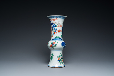 Vase de forme 'gu' en porcelaine de Chine wucai &agrave; d&eacute;cor narratif, 19&egrave;me