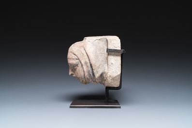 Fragment de corbeau en pierre sculpt&eacute;e figurant une t&ecirc;te de sainte aux traces de polychromie, Pays-Bas, 15&egrave;me