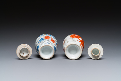 Twee Chinese blauw-witte en ijzerrode theebussen met karpers, Yongzheng
