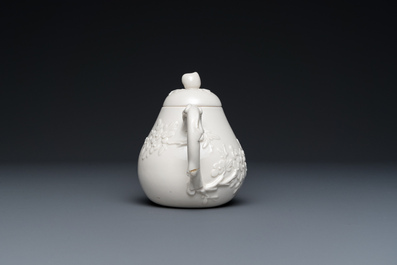 Een Chinese Dehua blanc de Chine theepot, gesigneerd Yi Gong, 18/19e eeuw