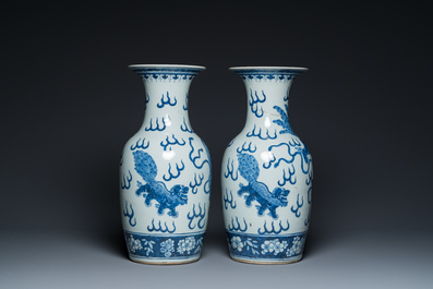 Een paar Chinese blauw-witte vazen met boeddhistische leeuwen, 19e eeuw