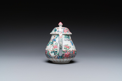 Een Chinese famille rose theepot met vissers, Yongzheng