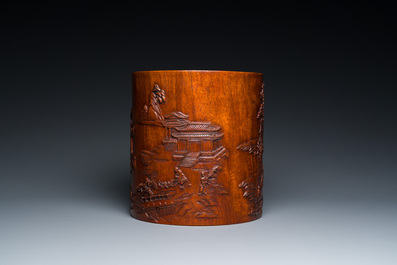 Grand pot &agrave; pinceaux en bois de huali &agrave; d&eacute;cor de lettr&eacute;s dans un paysage, 20&egrave;me