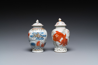 Twee Chinese blauw-witte en ijzerrode theebussen met karpers, Yongzheng