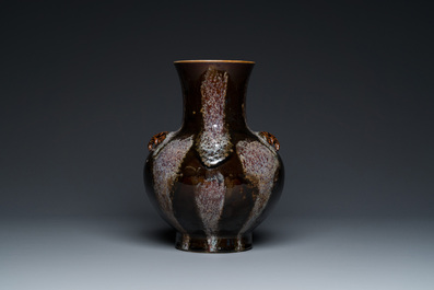 Vase de forme 'hu' en porcelaine de Chine &agrave; &eacute;mail brun-flamb&eacute;, marque de Kangxi, 19&egrave;me