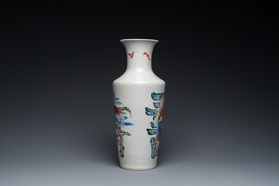 Een Chinese famille rose rouleau vaas met Shou Lao, Yongzheng