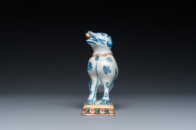 Un chien assis sur son base en fa&iuml;ence polychrome de Delft, 18&egrave;me