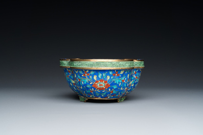 Jardini&egrave;re en &eacute;maux de Canton &agrave; fond bleu, Chine, Qianlong