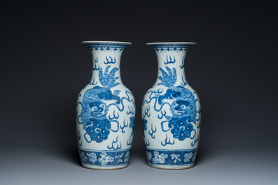 Een paar Chinese blauw-witte vazen met boeddhistische leeuwen, 19e eeuw