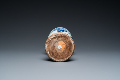 Vase de forme 'gu' en porcelaine de Chine wucai &agrave; d&eacute;cor narratif, 19&egrave;me
