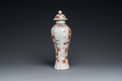 Een Chinese ijzerrode en grisaille dekselvaas met goudvissen, Yongzheng