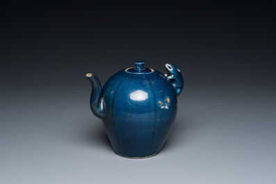 Een Chinese monochrome blauwe theepot met een rat als handvat, Transitie periode