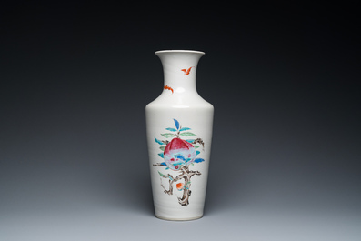 Een Chinese famille rose rouleau vaas met Shou Lao, Yongzheng