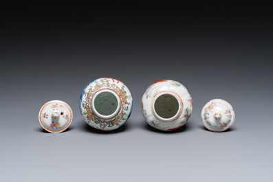 Twee Chinese blauw-witte en ijzerrode theebussen met karpers, Yongzheng