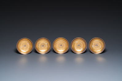 Onze soucoupes et dix tasses en porcelaine de Chine monogramm&eacute;es 'PM' sur fond dor&eacute;, Yongzheng/Qianlong