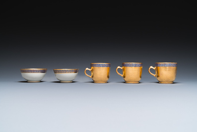 Onze soucoupes et dix tasses en porcelaine de Chine monogramm&eacute;es 'PM' sur fond dor&eacute;, Yongzheng/Qianlong