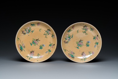 Paire de coupes en porcelaine de Chine famille rose &agrave; d&eacute;cor de sauterelles sur fond caf&eacute; au lait, marque et &eacute;poque de Daoguang