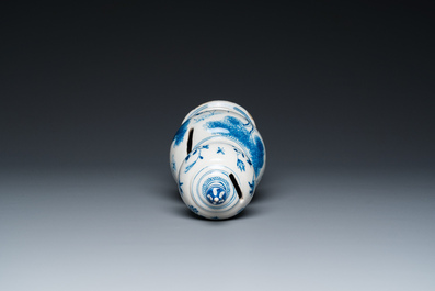 Tirelire de forme double gourde en fa&iuml;ence de Delft en bleu et blanc, dat&eacute;e 1732
