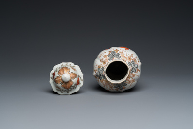 Een Chinese ijzerrode en grisaille dekselvaas met goudvissen, Yongzheng