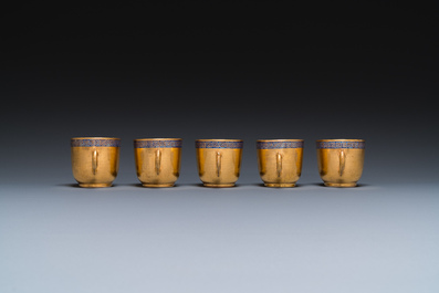 Onze soucoupes et dix tasses en porcelaine de Chine monogramm&eacute;es 'PM' sur fond dor&eacute;, Yongzheng/Qianlong