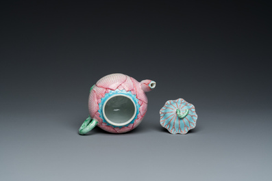 Een Chinese famille rose 'lotus' theepot met deksel, Yongzheng