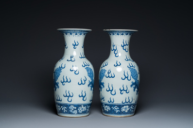 Een paar Chinese blauw-witte vazen met boeddhistische leeuwen, 19e eeuw