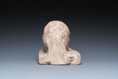 Fragment de corbeau en pierre sculpt&eacute;e figurant une t&ecirc;te de sainte aux traces de polychromie, Pays-Bas, 15&egrave;me