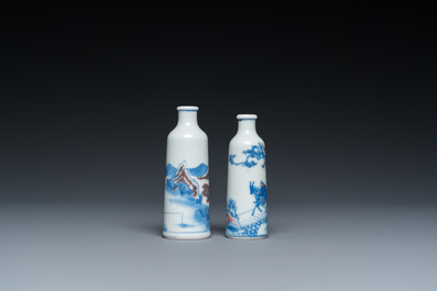 Twee Chinese blauw-witte en koperrode snuifflessen, 19e eeuw