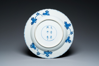 Een Chinese blauw-witte schotel met floraal decor, Kangxi merk en periode