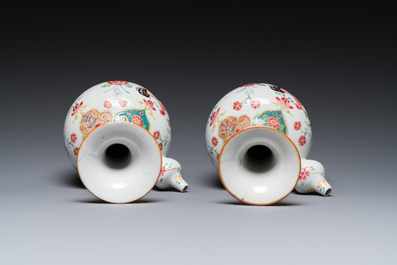 Een paar Chinese famille rose kendi met hanen, Qianlong