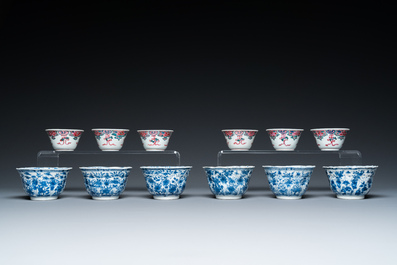 Douze tasses et soucoupes en porcelaine de Chine en bleu, blanc et famille rose, Kangxi/Yongzheng