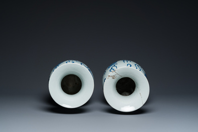 Een paar Chinese blauw-witte vazen met boeddhistische leeuwen, 19e eeuw