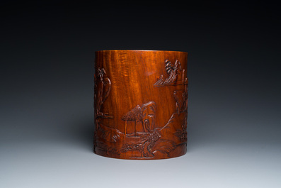 Grand pot &agrave; pinceaux en bois de huali &agrave; d&eacute;cor de lettr&eacute;s dans un paysage, 20&egrave;me