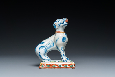 Un chien assis sur son base en fa&iuml;ence polychrome de Delft, 18&egrave;me