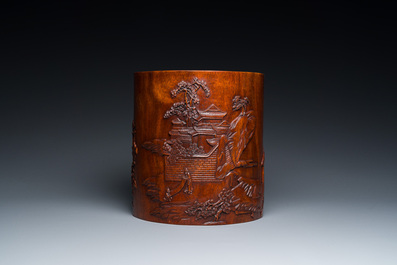 Grand pot &agrave; pinceaux en bois de huali &agrave; d&eacute;cor de lettr&eacute;s dans un paysage, 20&egrave;me