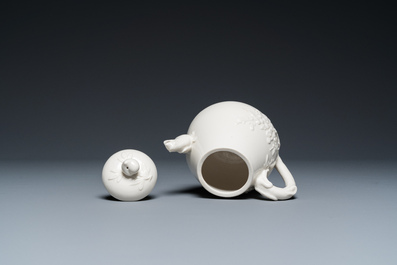 Een Chinese Dehua blanc de Chine theepot, gesigneerd Yi Gong, 18/19e eeuw