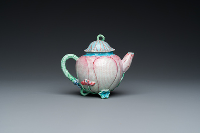 Een Chinese famille rose 'lotus' theepot met deksel, Yongzheng