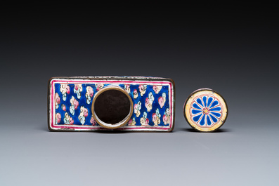 Een Chinese rechthoekige theebus met deksel in Canton email, Qianlong