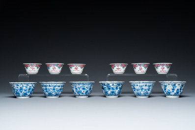 Douze tasses et soucoupes en porcelaine de Chine en bleu, blanc et famille rose, Kangxi/Yongzheng